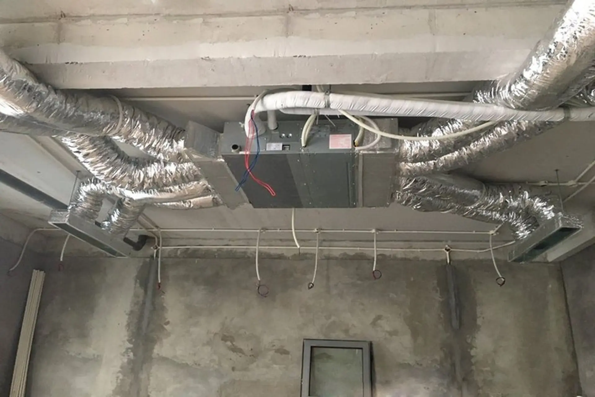 Ứng Dụng Thực Tế Của Máy Lạnh Âm Trần Nối Ống Gió: Phù Hợp Với Không Gian Nào?